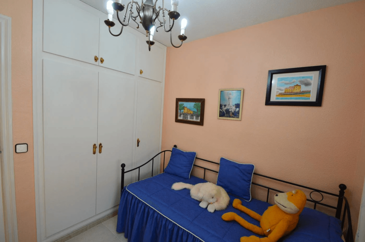 Maison mitoyenne à vendre à Vinaròs, 4 chambres et piscine communautaire.