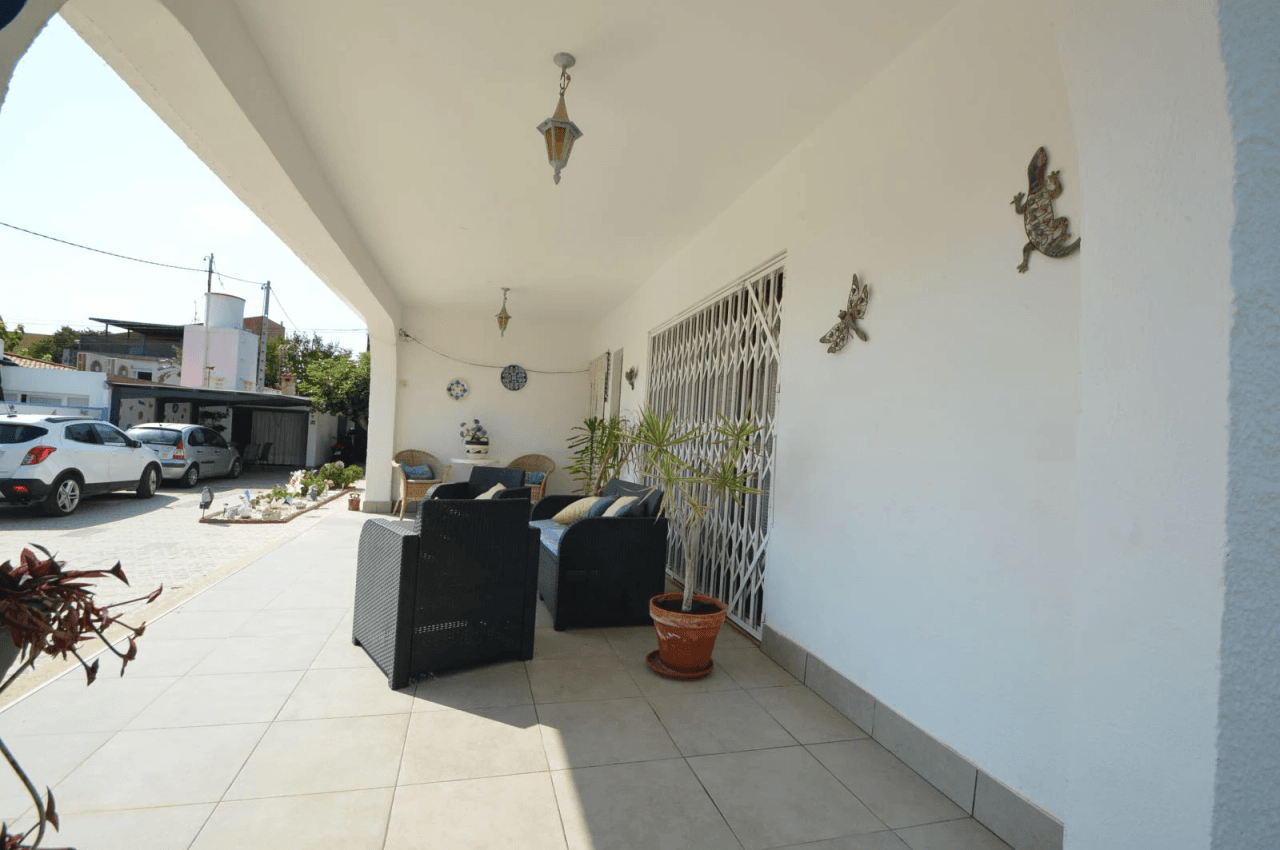Chalet à vendre à Vinaròs avec piscine et 4 chambres.