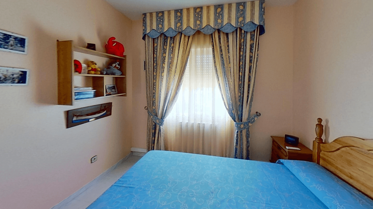 Maison mitoyenne à vendre à Vinaròs, 4 chambres et piscine communautaire.