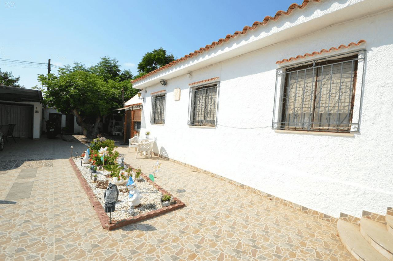Chalet à vendre à Vinaròs avec piscine et 4 chambres.