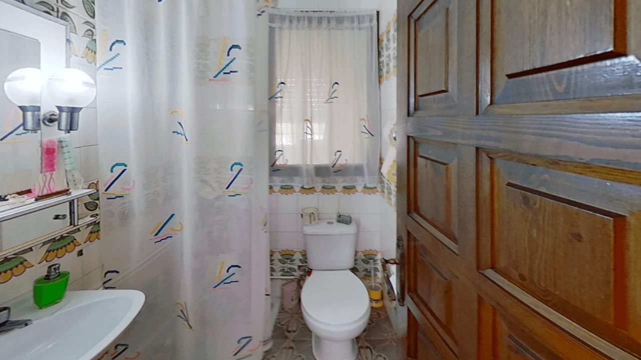 Chalet à vendre à Vinaròs avec piscine et 4 chambres.