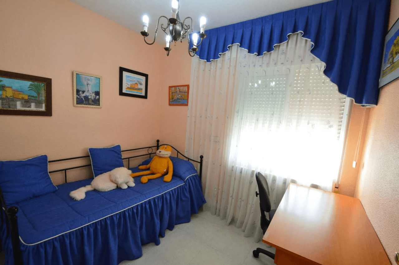 Maison mitoyenne à vendre à Vinaròs, 4 chambres et piscine communautaire.