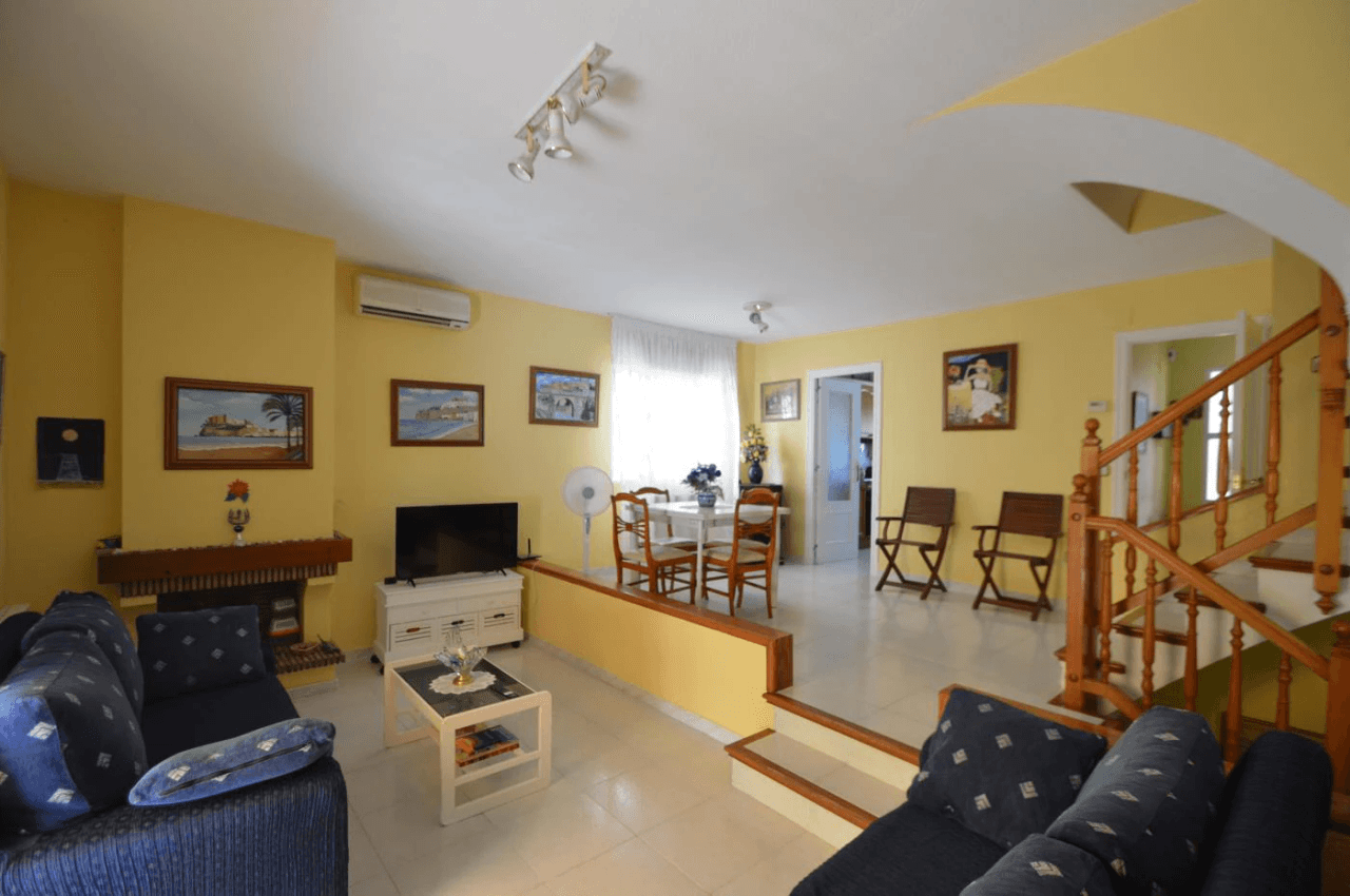 Maison mitoyenne à vendre à Vinaròs, 4 chambres et piscine communautaire.