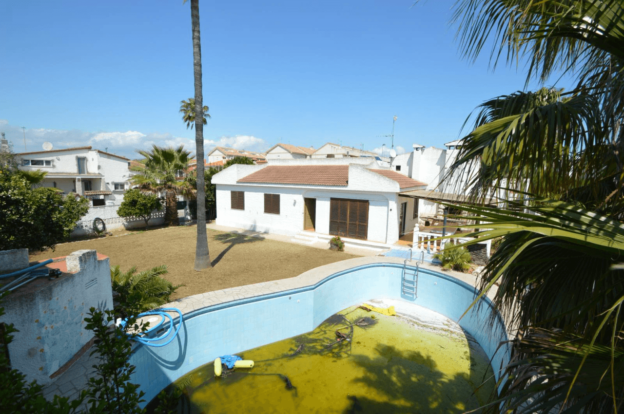 Chalet en venta en Vinaròs, Triador, con 5 habitaciones y piscina.