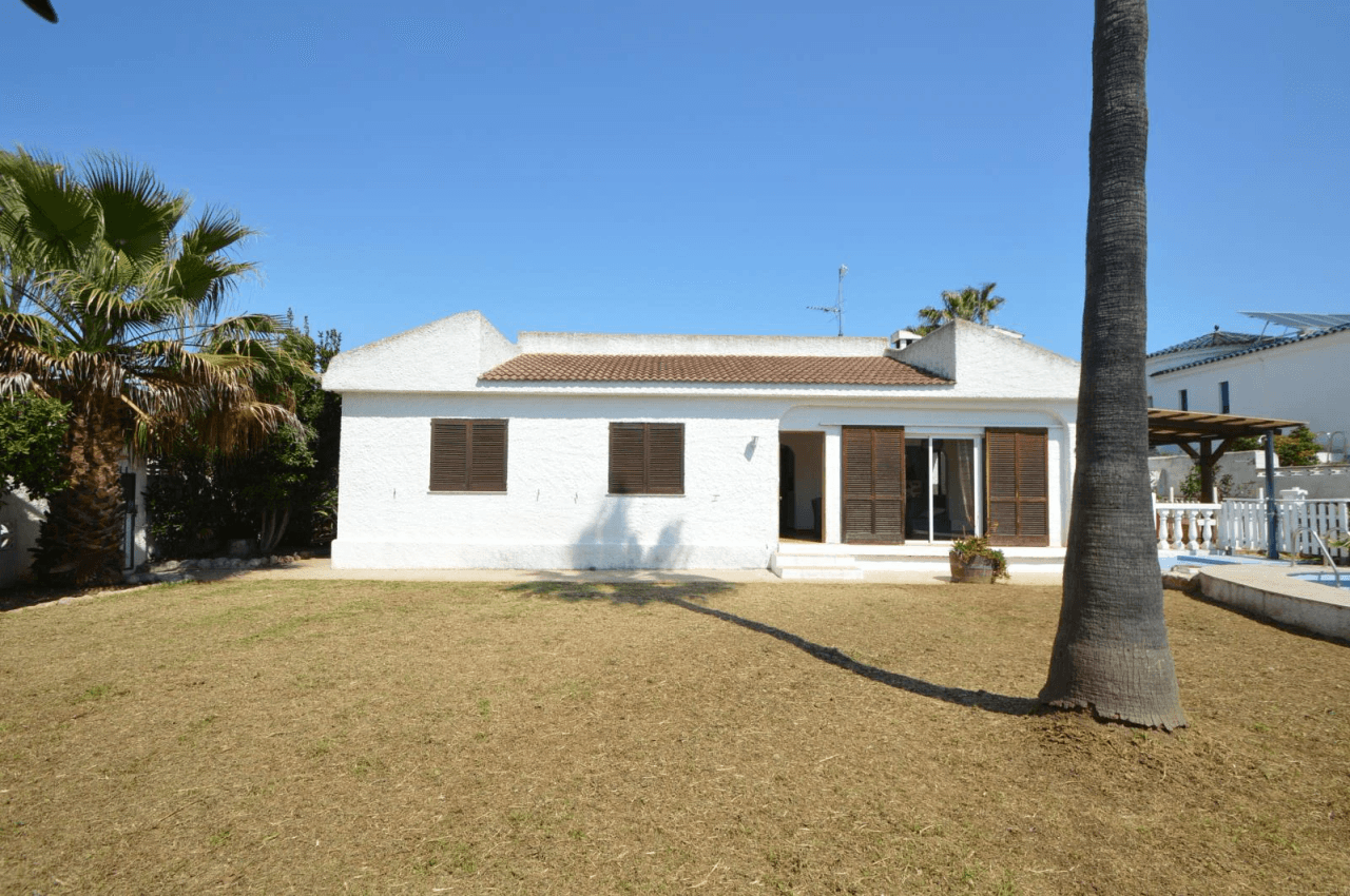 Chalet à vendre à Vinaròs, Triador, avec 5 chambres et une piscine.