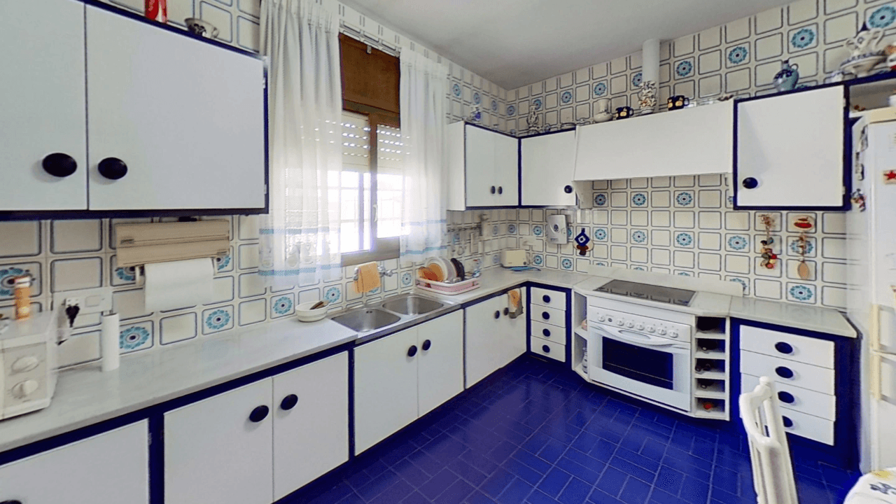 Chalet à vendre à Vinaròs avec piscine et 4 chambres.