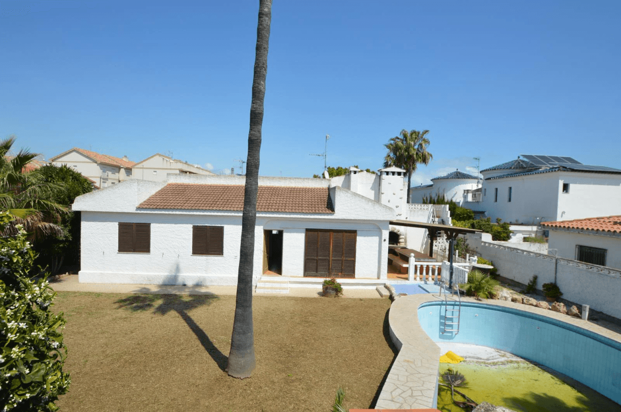 Chalet à vendre à Vinaròs, Triador, avec 5 chambres et une piscine.