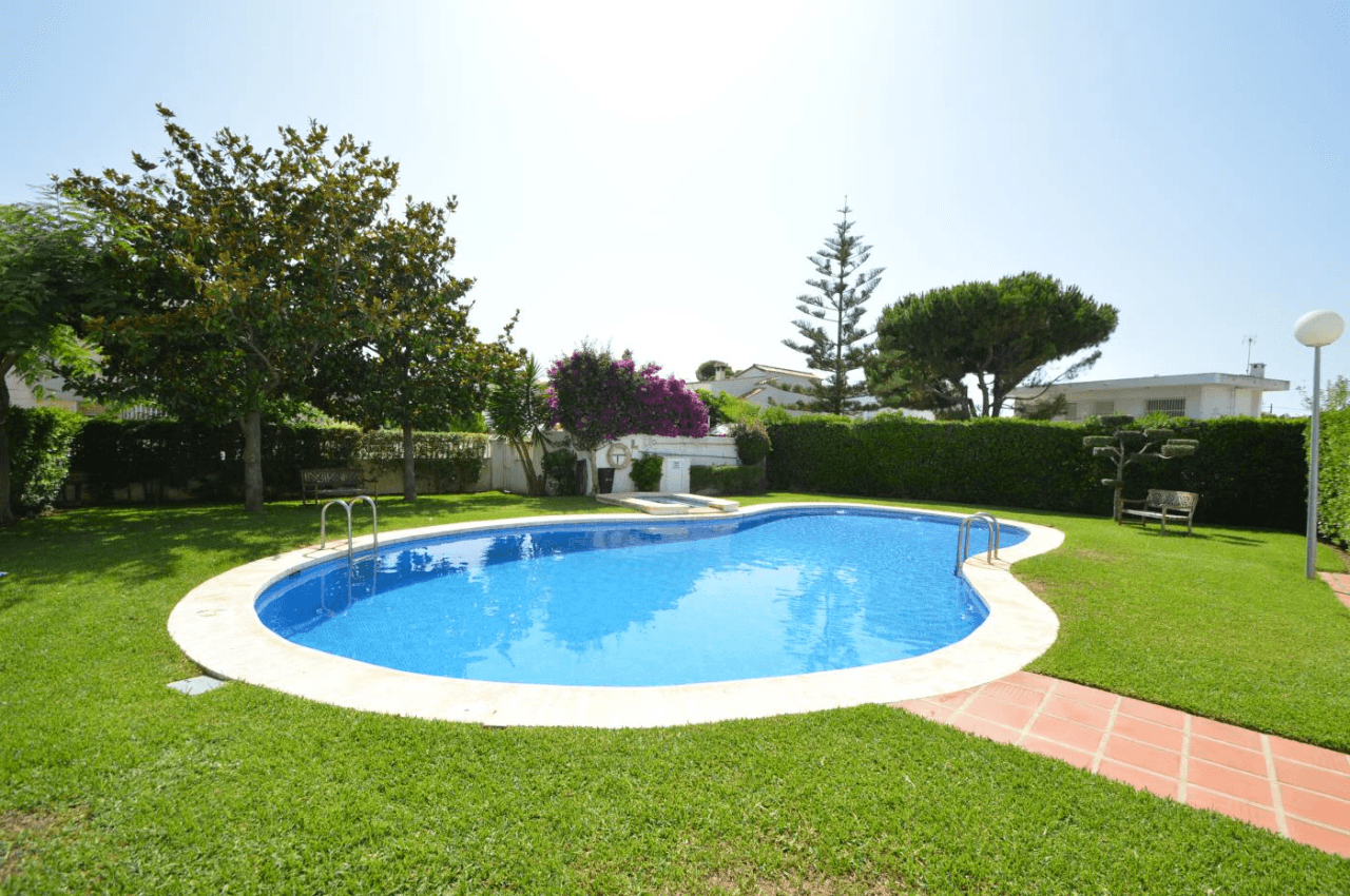 Maison mitoyenne à vendre à Vinaròs, 4 chambres et piscine communautaire.