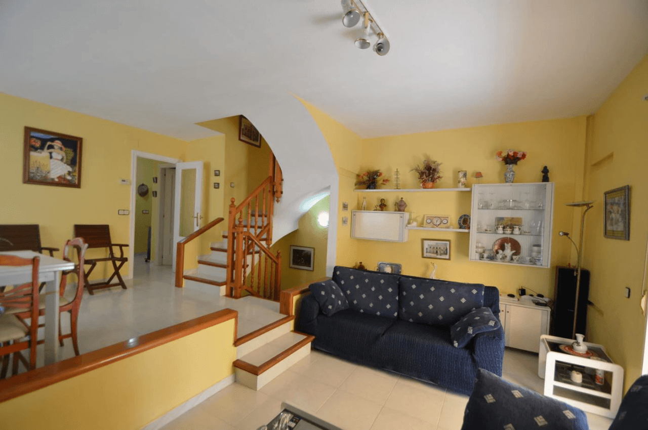 Maison mitoyenne à vendre à Vinaròs, 4 chambres et piscine communautaire.