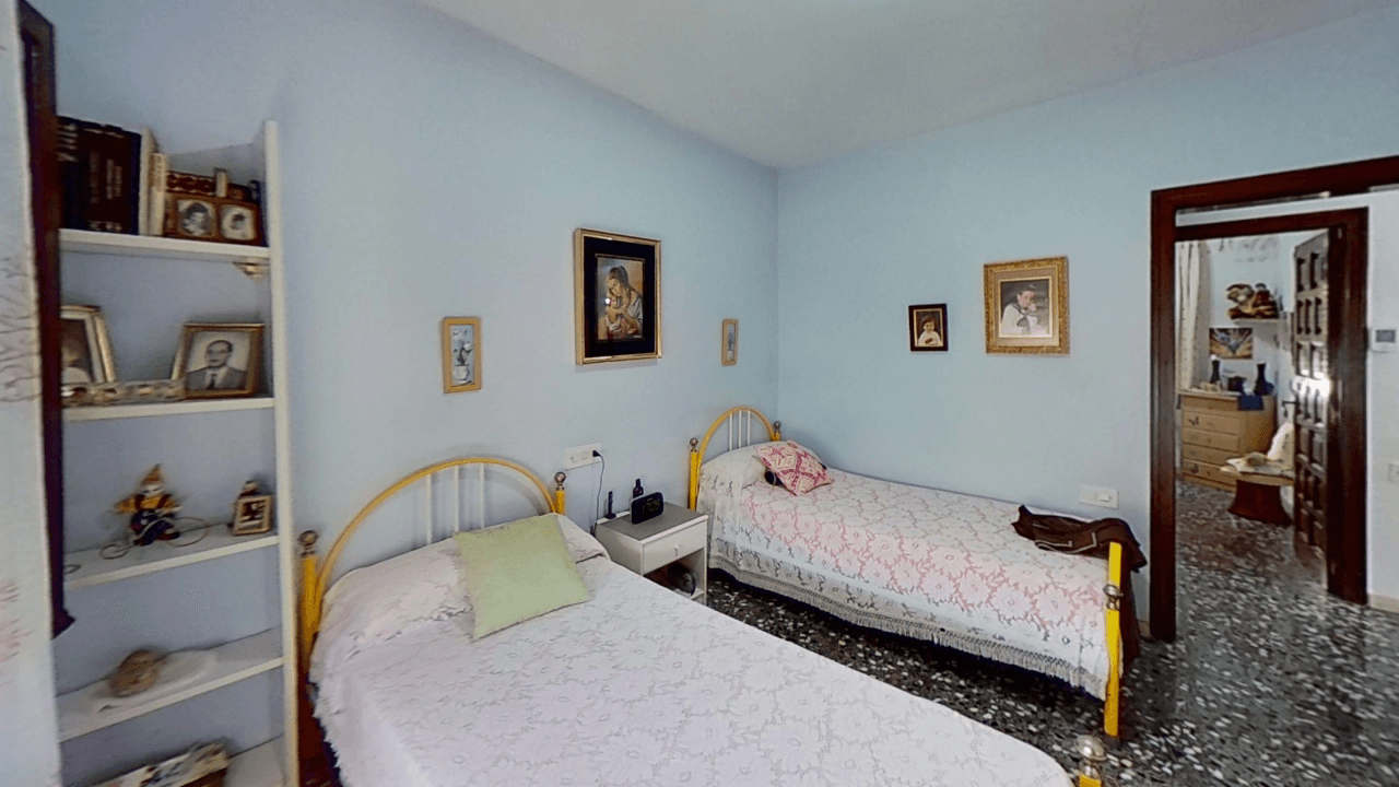 Chalet à vendre à Vinaròs avec piscine et 4 chambres.