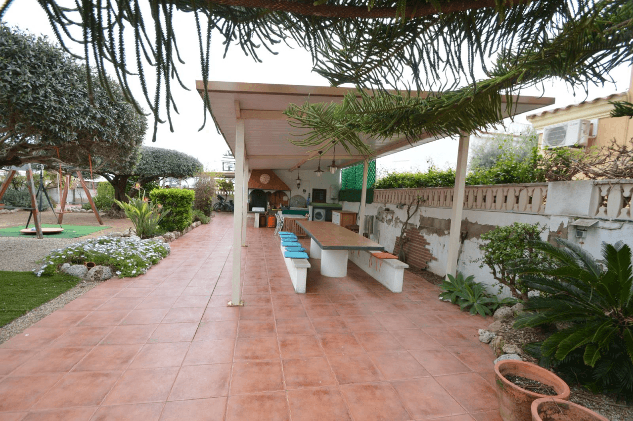 Parcela con 3 casas en venta en Vinaròs