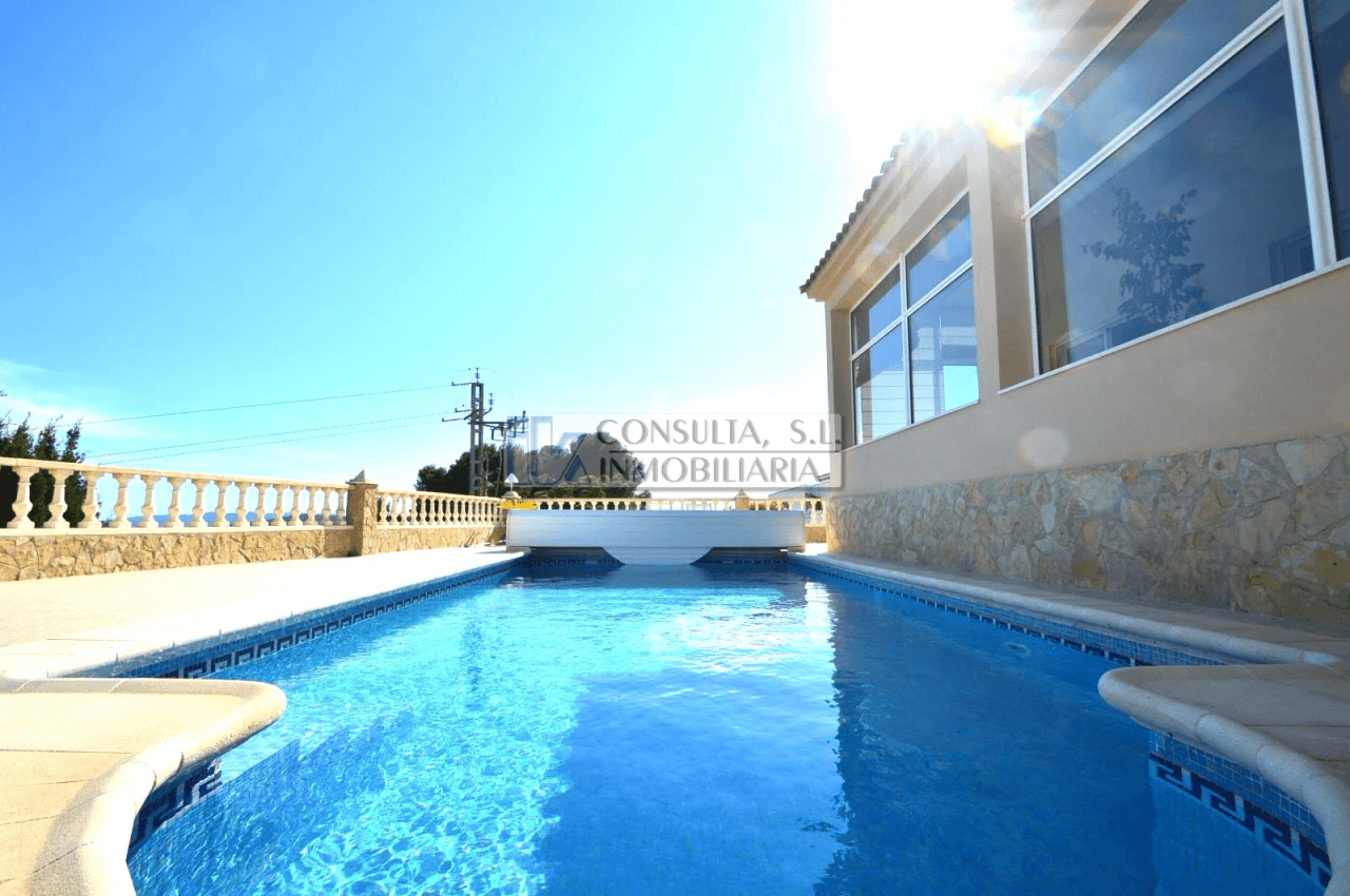 Villa en venta en Vinaròs con vistas panorámicas al mar y a la ciudad.