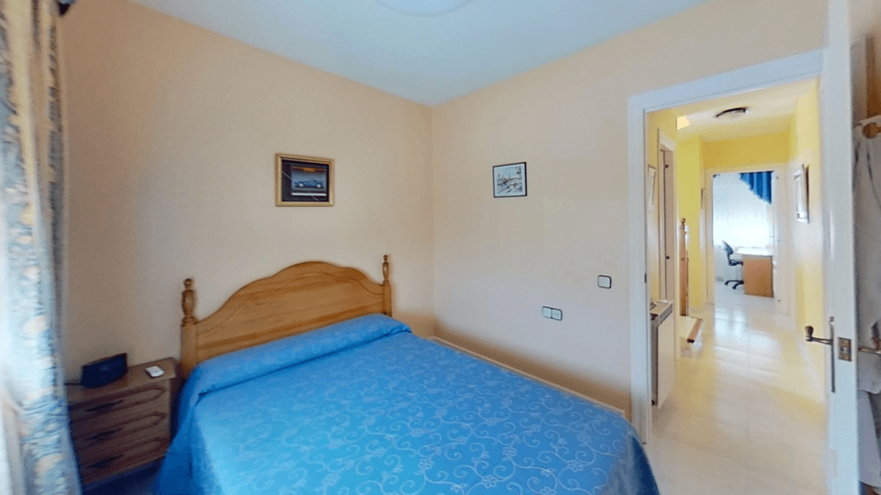 Maison mitoyenne à vendre à Vinaròs, 4 chambres et piscine communautaire.