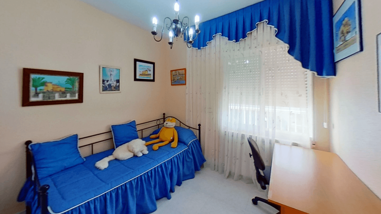 Maison mitoyenne à vendre à Vinaròs, 4 chambres et piscine communautaire.
