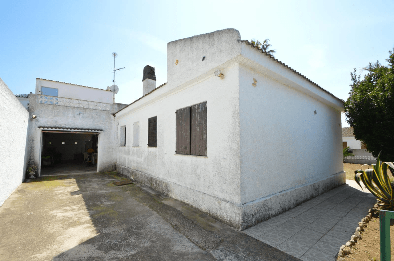Chalet à vendre à Vinaròs, Triador, avec 5 chambres et une piscine.