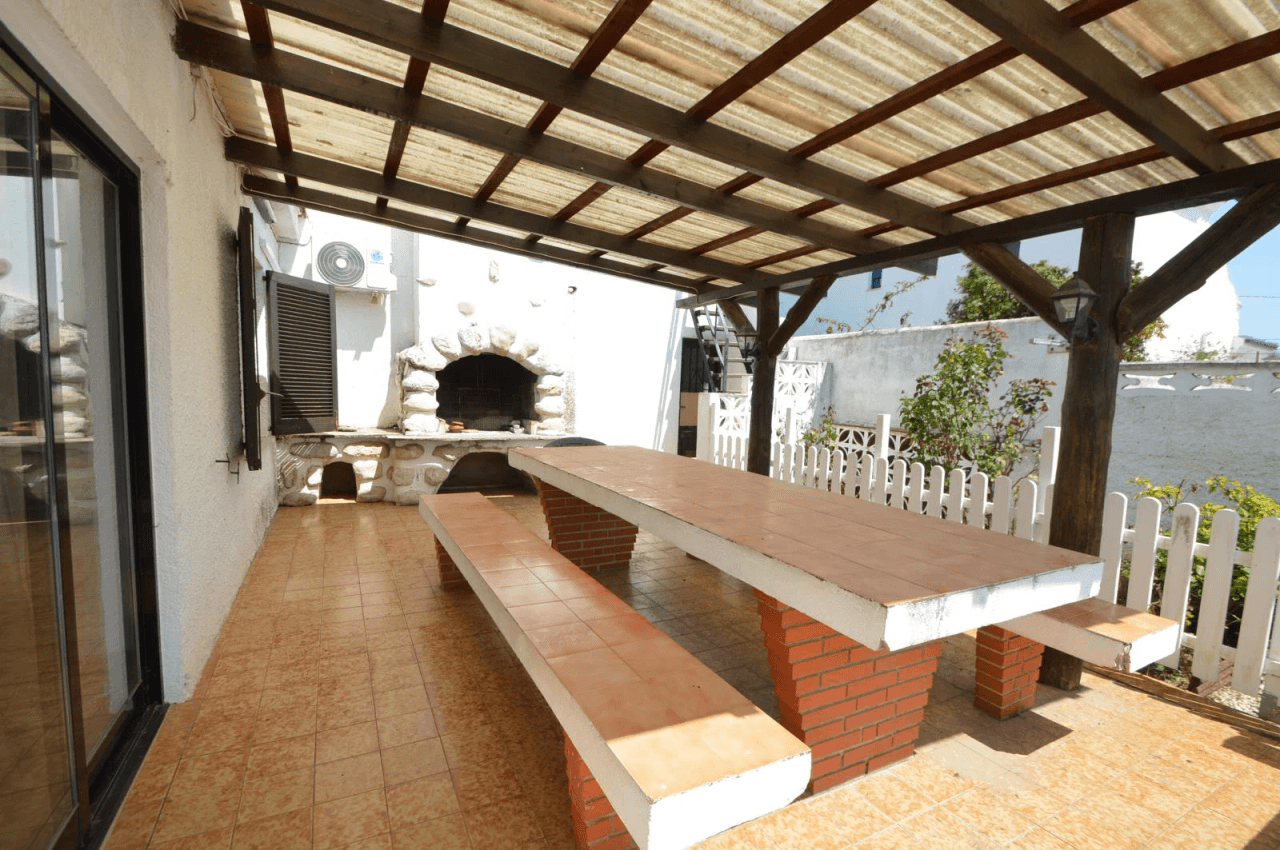 Chalet à vendre à Vinaròs, Triador, avec 5 chambres et une piscine.