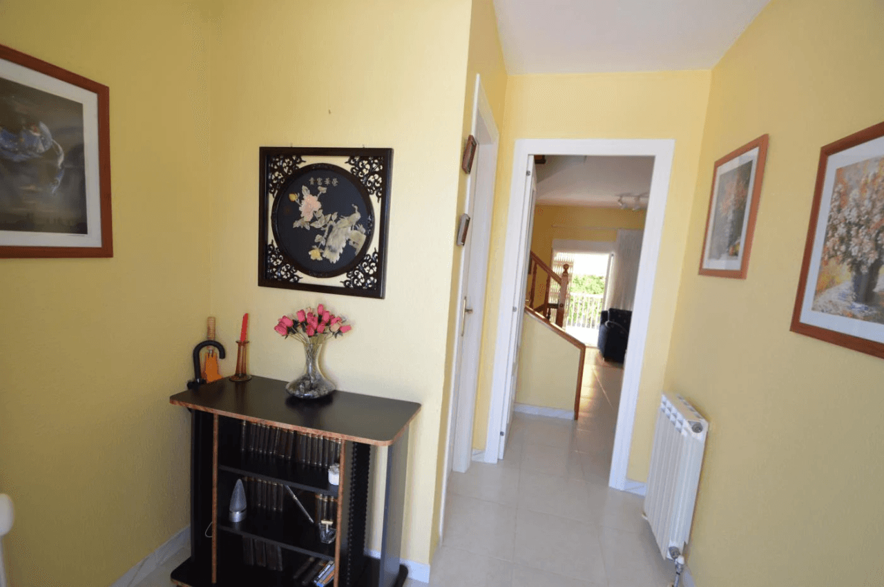 Maison mitoyenne à vendre à Vinaròs, 4 chambres et piscine communautaire.