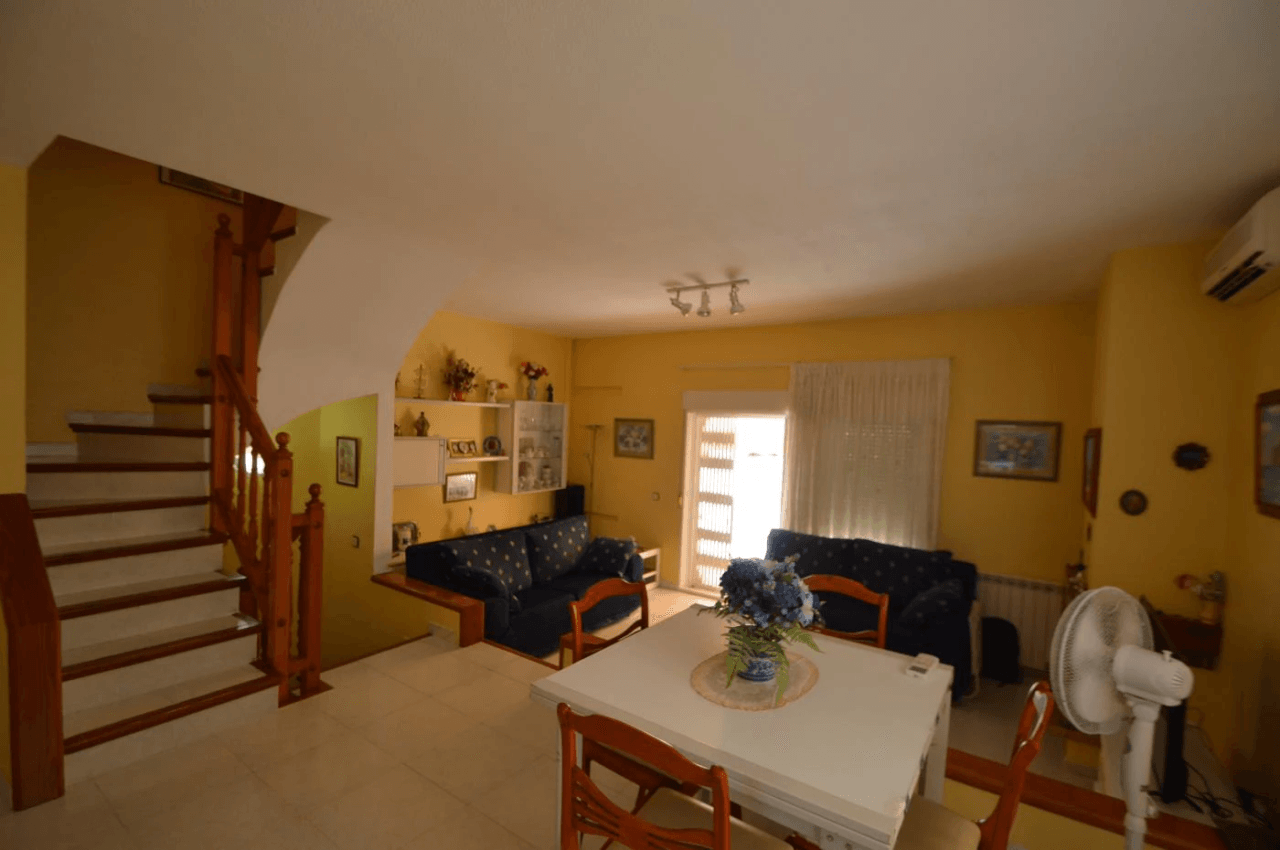 Maison mitoyenne à vendre à Vinaròs, 4 chambres et piscine communautaire.