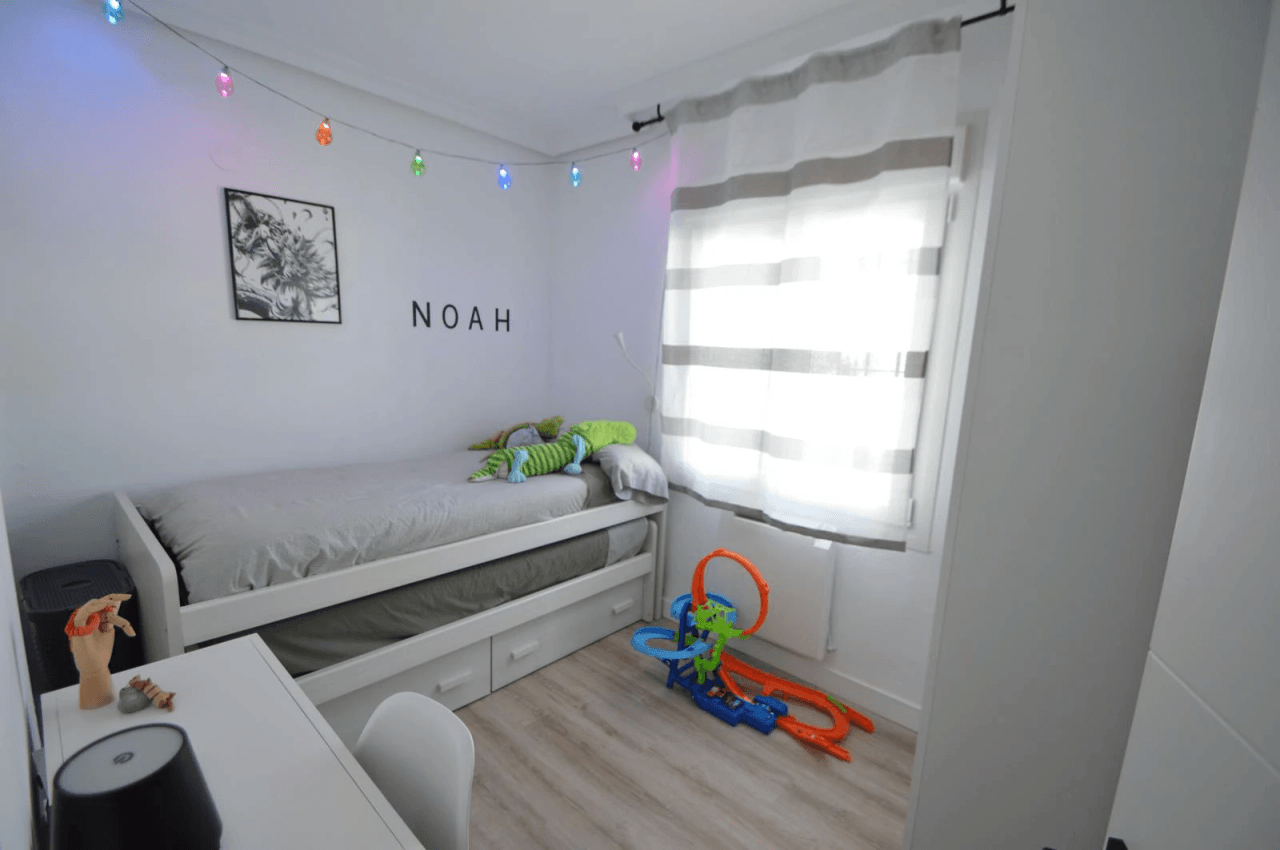 Chalet en venta en Vinaròs con 4 dormitorios y piscina.