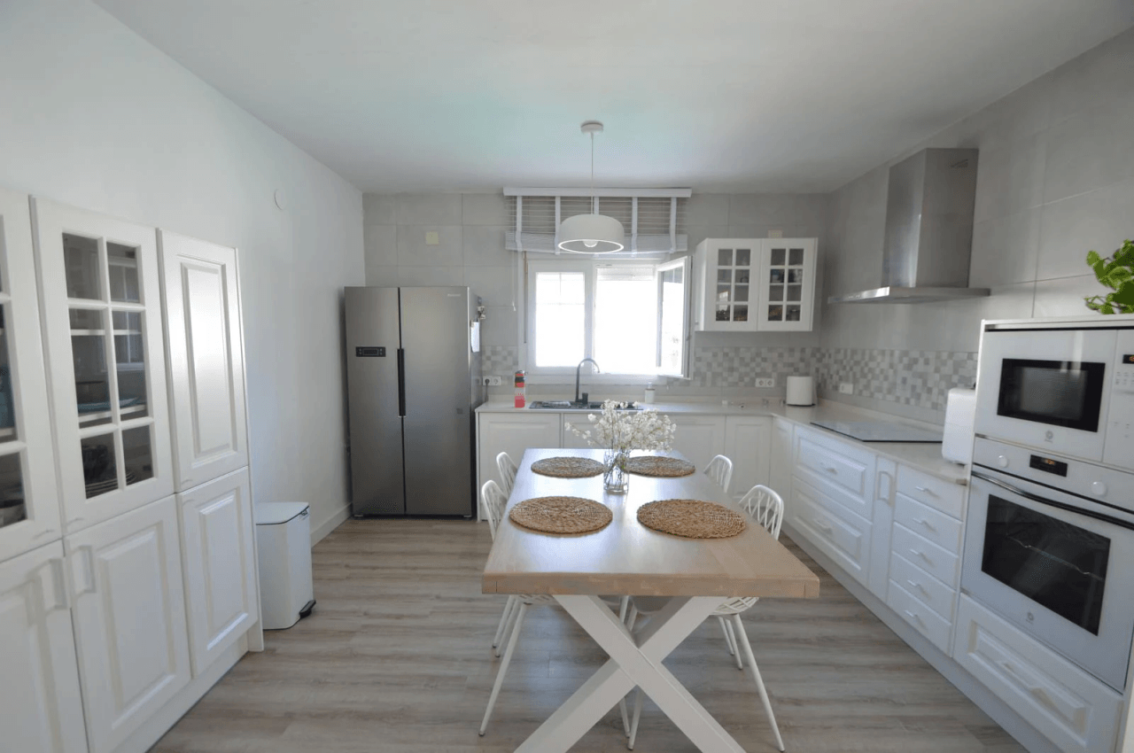 Chalet en venta en Vinaròs con 4 dormitorios y piscina.