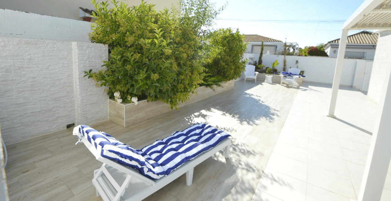Chalet en venta en Vinaròs con 4 dormitorios y piscina.