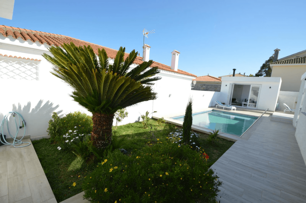 Chalet en venta en Vinaròs con 4 dormitorios y piscina.