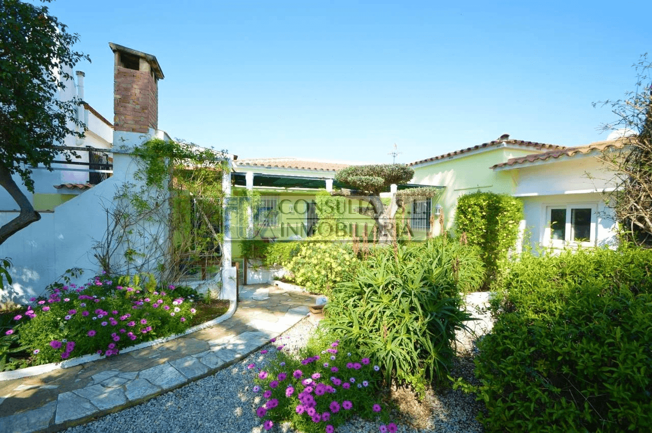 Finca en venta en Vinaròs con chalet y piscina.