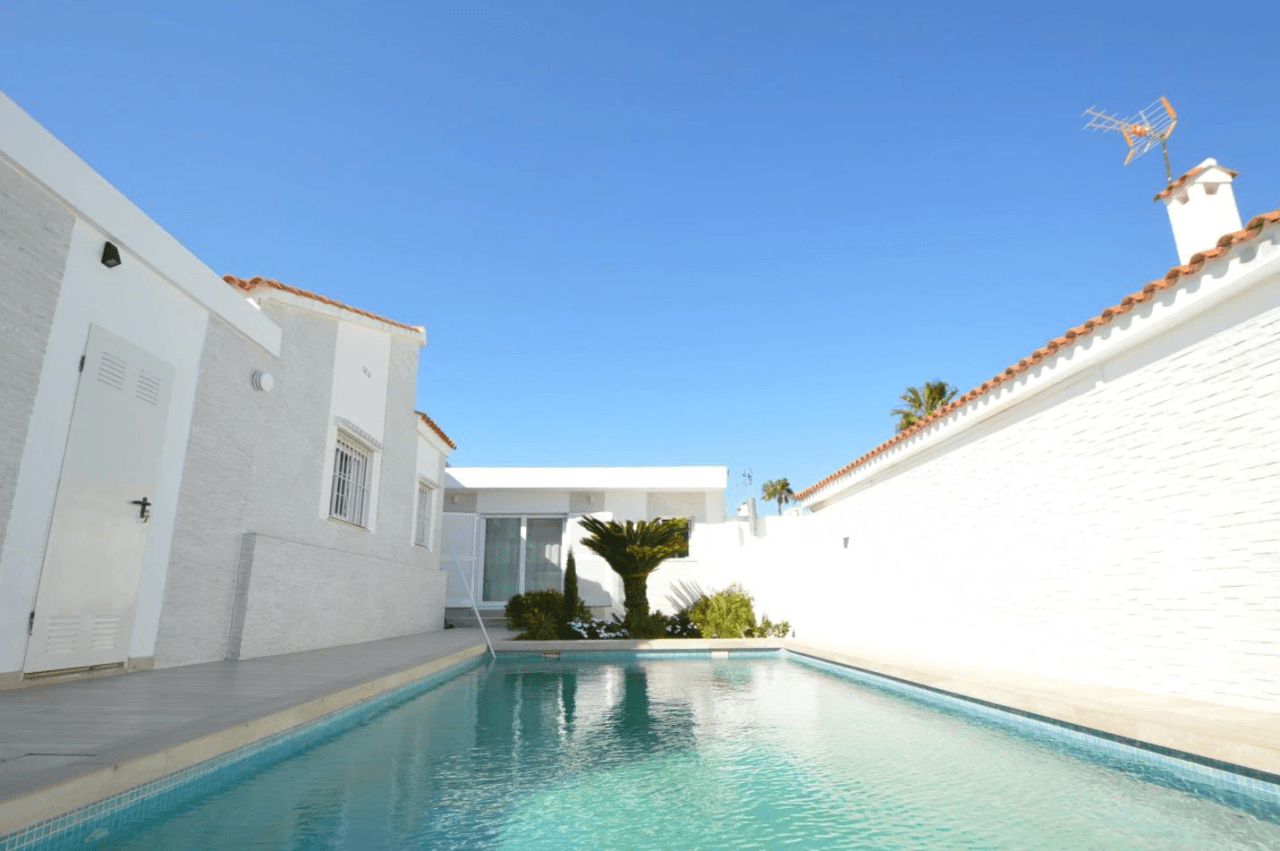 Chalet en venta en Vinaròs con 4 dormitorios y piscina.