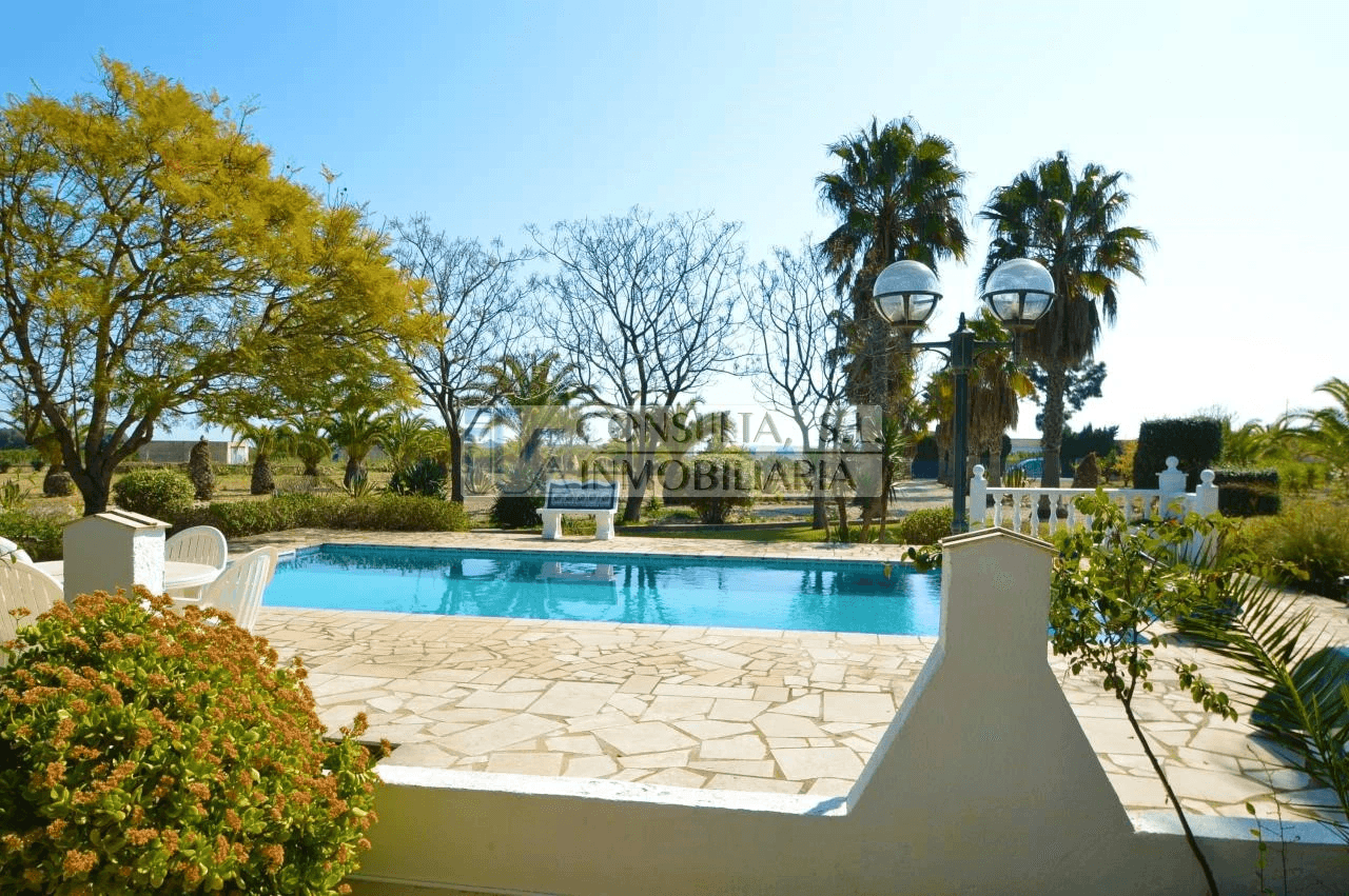 Finca en venta en Vinaròs con chalet y piscina.