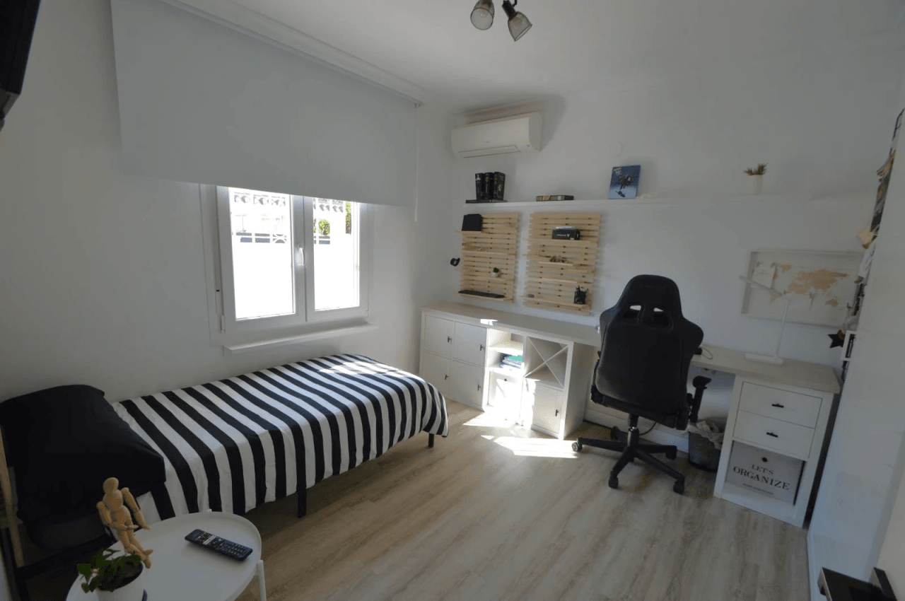 Chalet en venta en Vinaròs con 4 dormitorios y piscina.