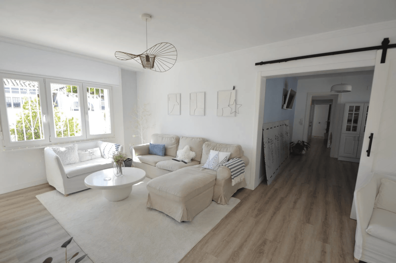 Chalet en venta en Vinaròs con 4 dormitorios y piscina.