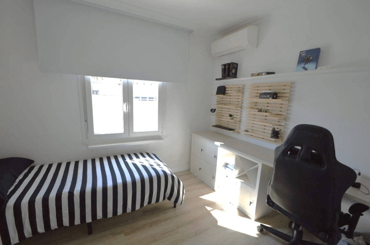 Chalet en venta en Vinaròs con 4 dormitorios y piscina.