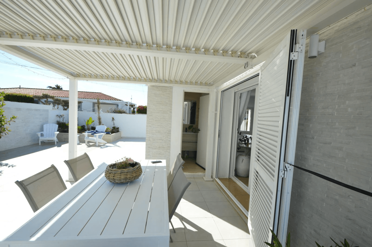 Chalet en venta en Vinaròs con 4 dormitorios y piscina.