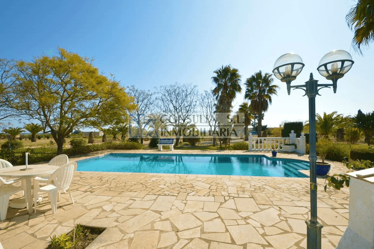 Finca en venta en Vinaròs con chalet y piscina.