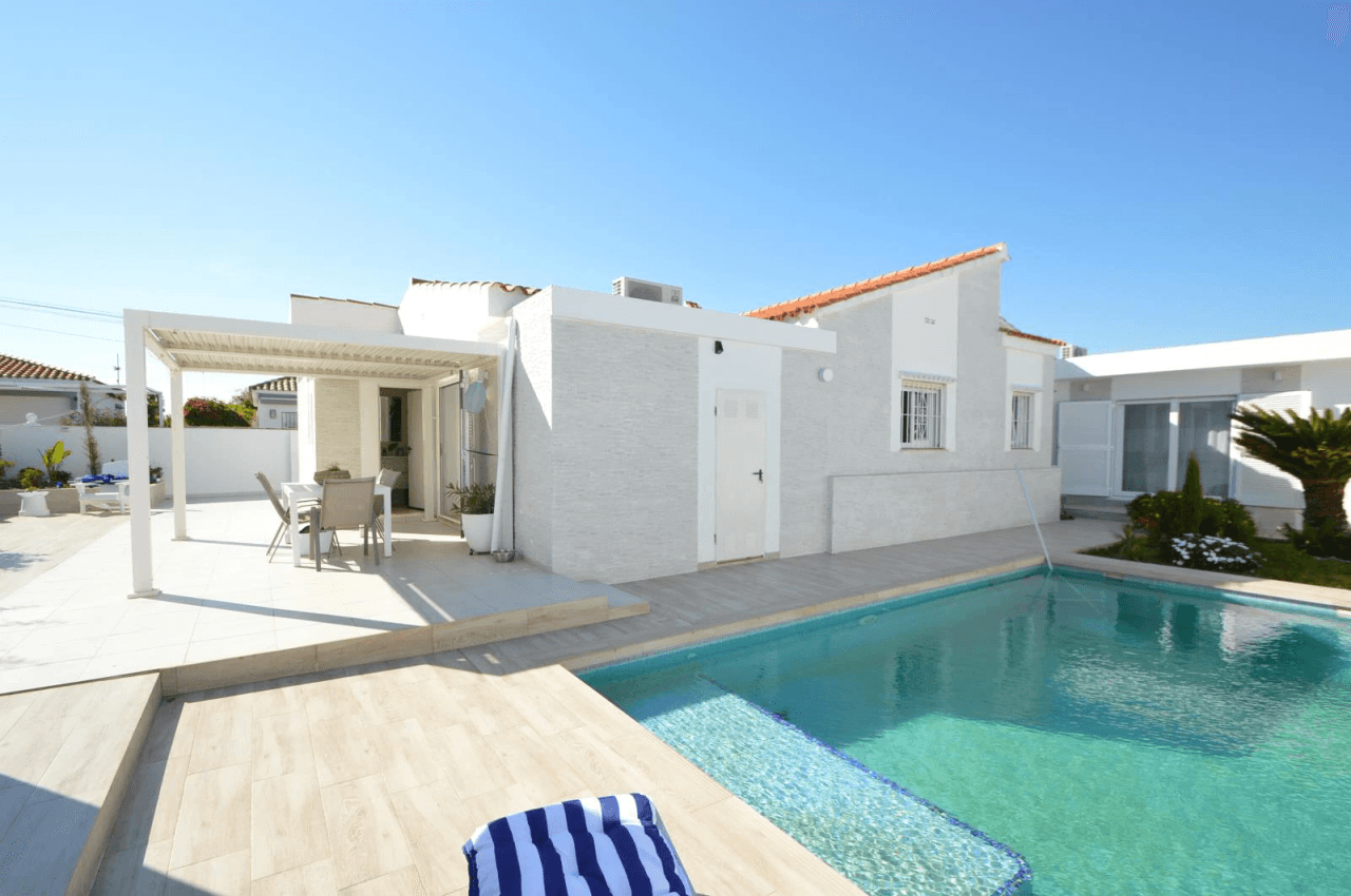 Chalet en venta en Vinaròs con 4 dormitorios y piscina.