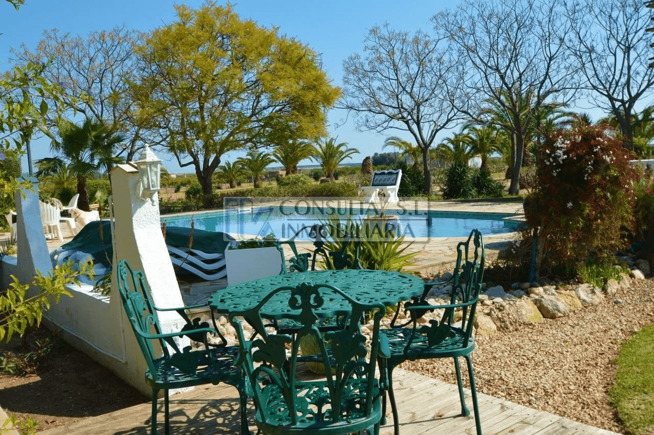 Finca en venta en Vinaròs con chalet y piscina.