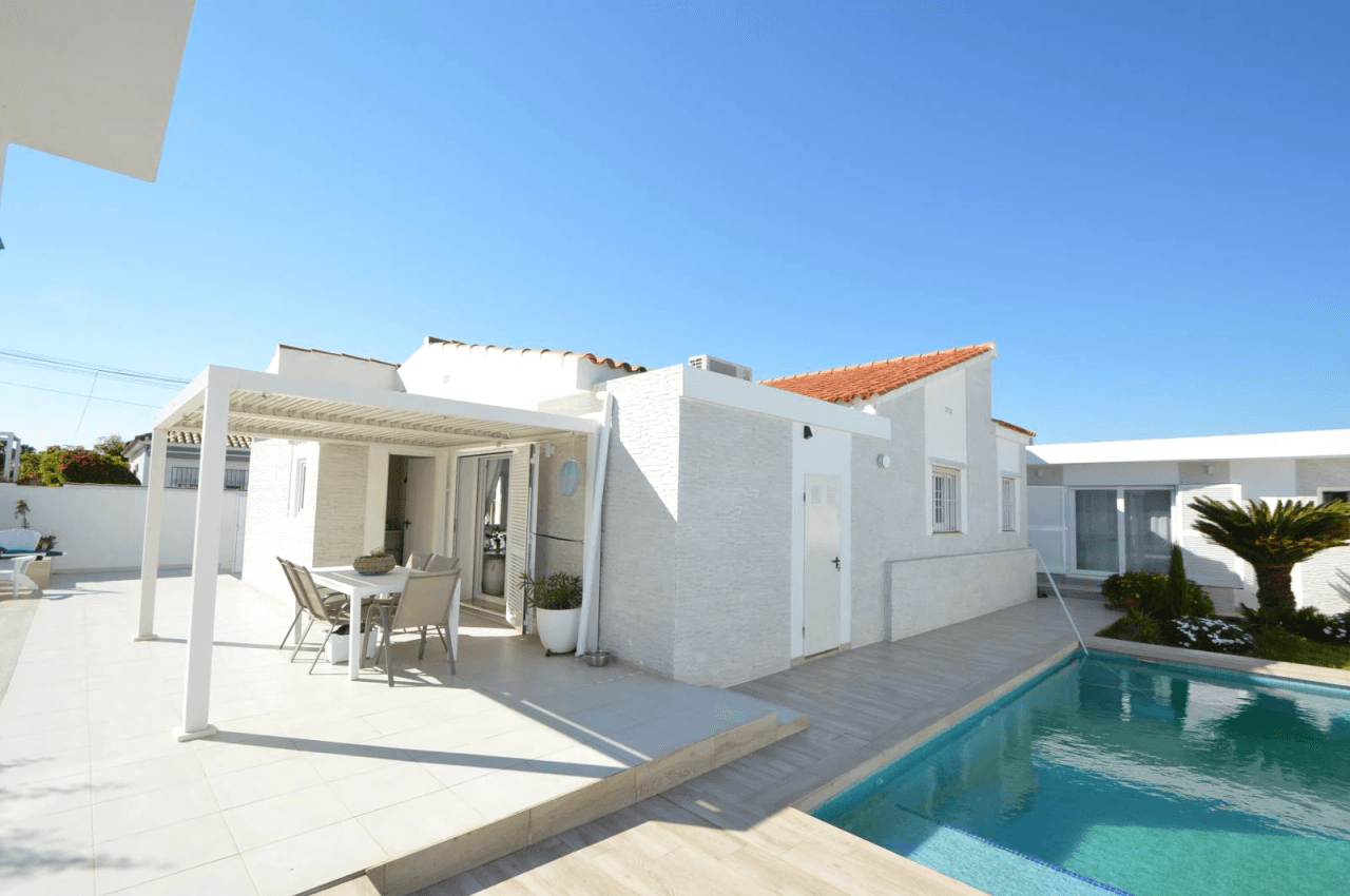 Chalet en venta en Vinaròs con 4 dormitorios y piscina.
