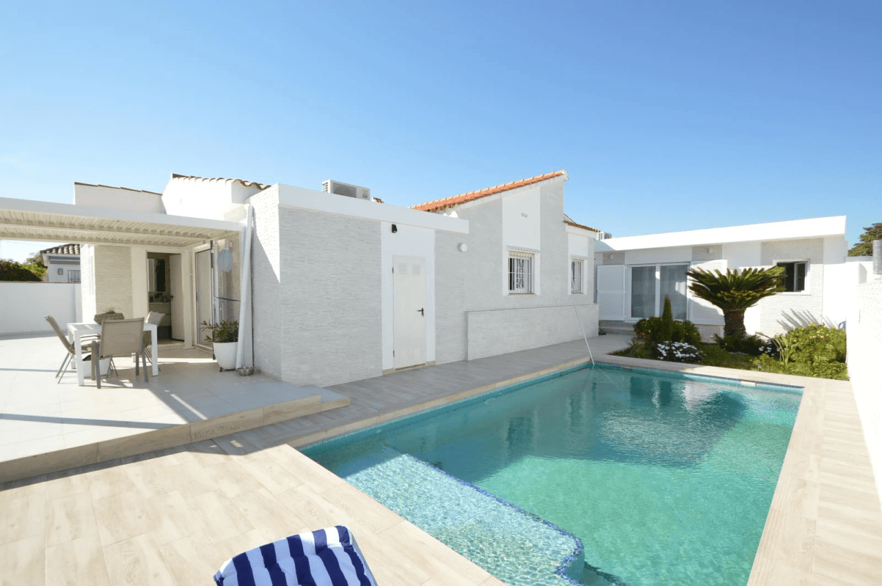 Chalet en venta en Vinaròs con 4 dormitorios y piscina.