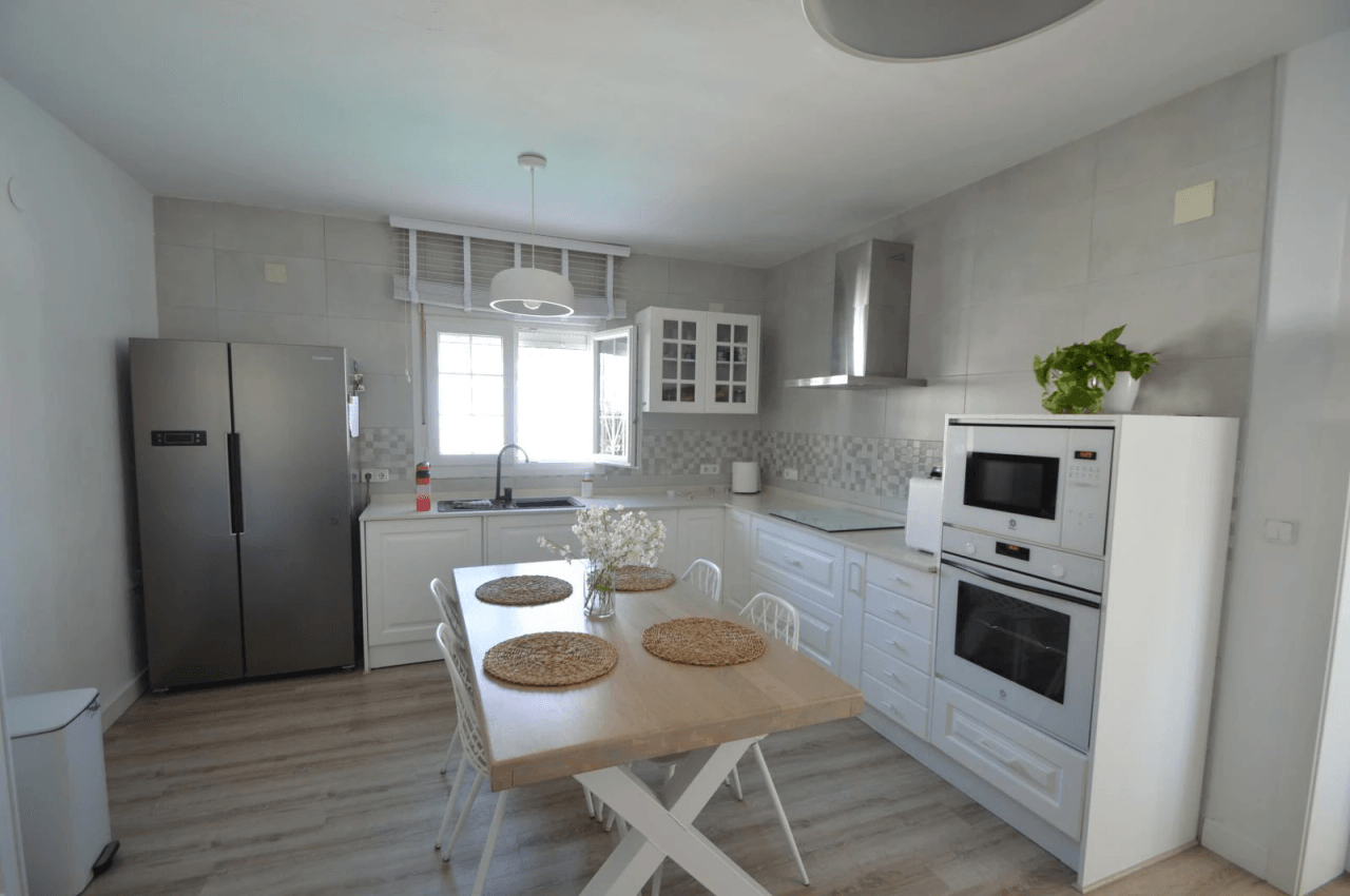 Chalet en venta en Vinaròs con 4 dormitorios y piscina.