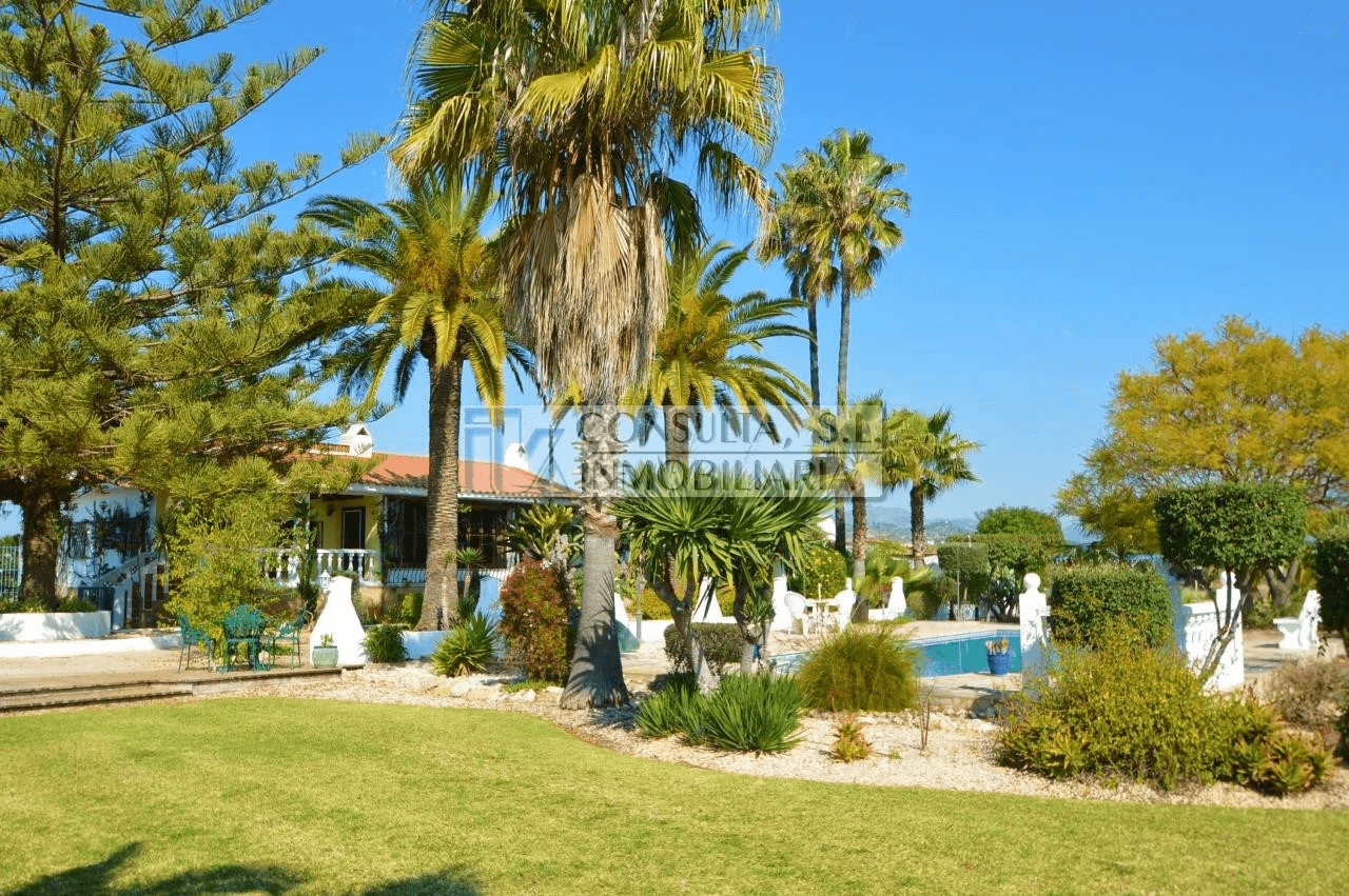 Finca en venta en Vinaròs con chalet y piscina.