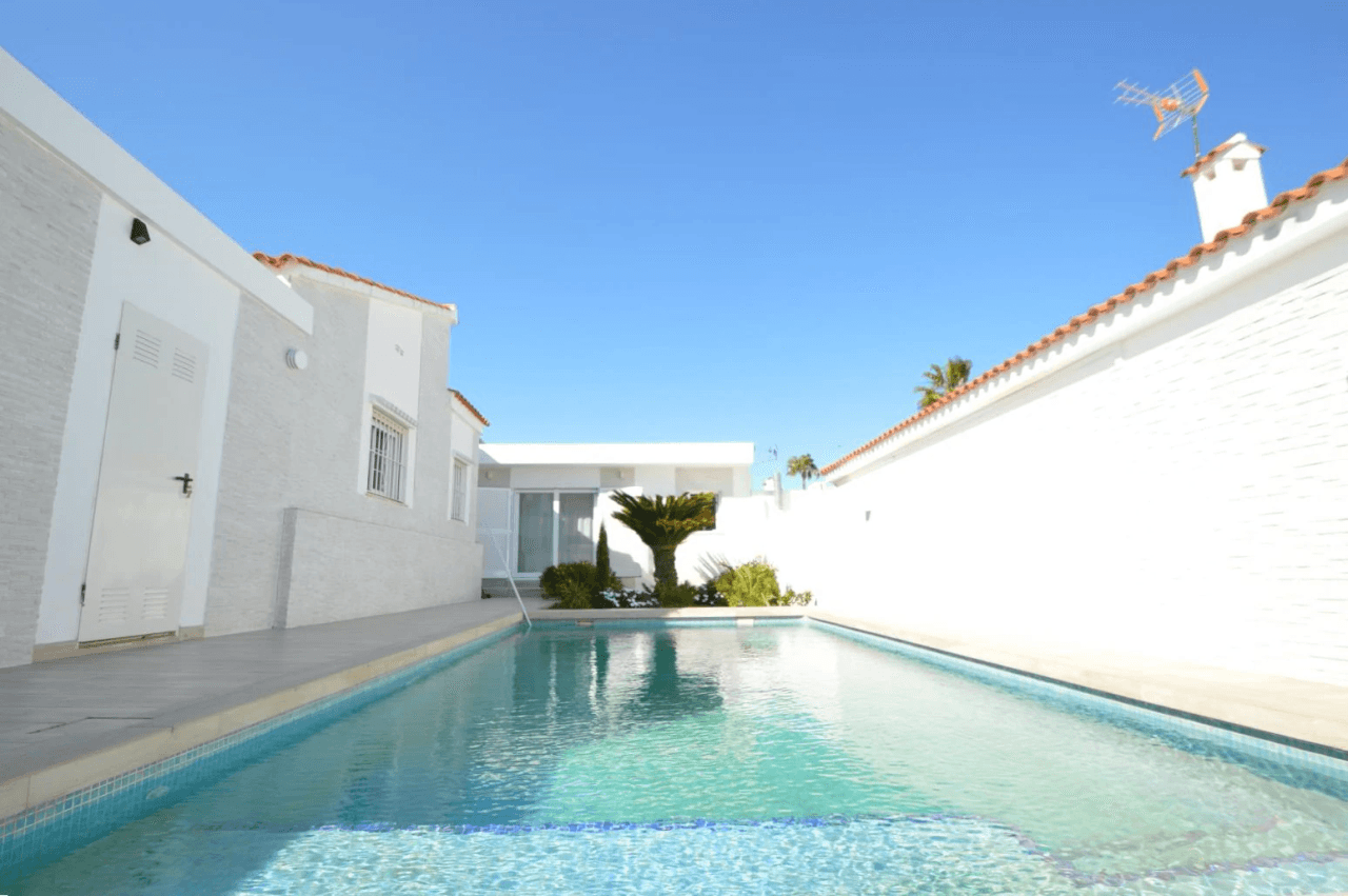 Chalet en venta en Vinaròs con 4 dormitorios y piscina.