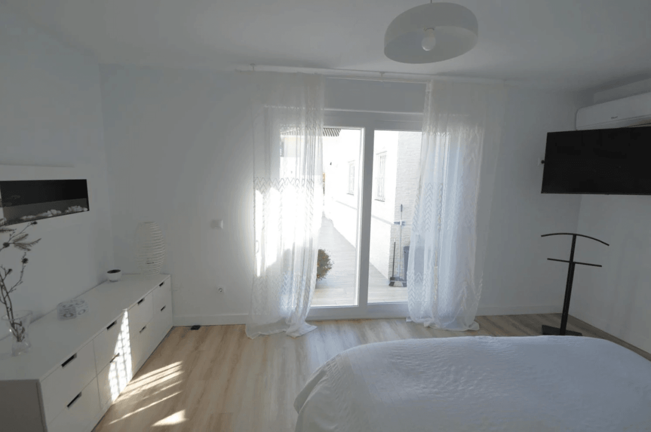 Chalet en venta en Vinaròs con 4 dormitorios y piscina.