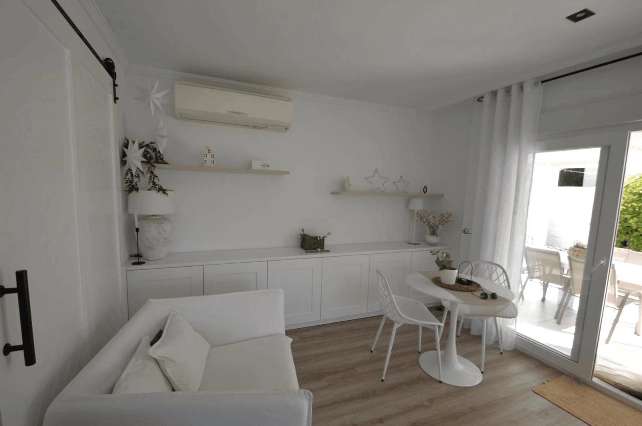 Chalet en venta en Vinaròs con 4 dormitorios y piscina.