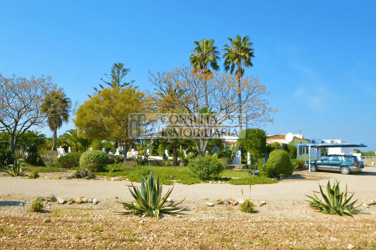 Finca en venta en Vinaròs con chalet y piscina.