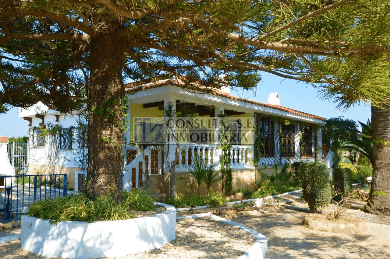 Finca en venta en Vinaròs con chalet y piscina.
