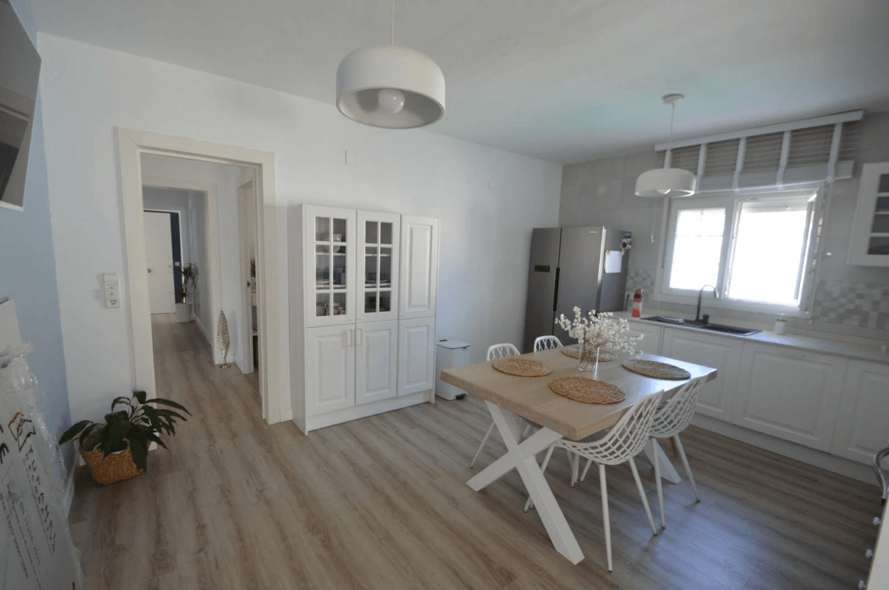 Chalet en venta en Vinaròs con 4 dormitorios y piscina.