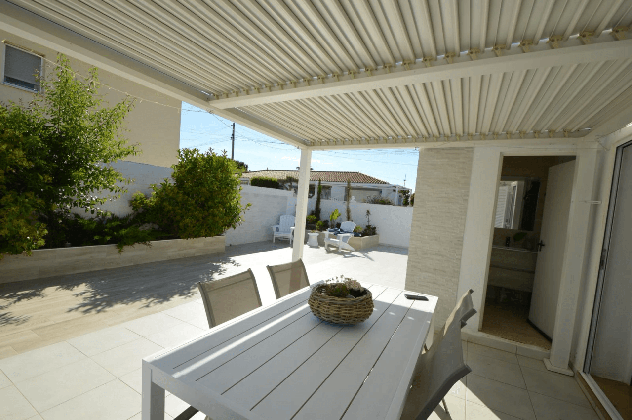 Chalet en venta en Vinaròs con 4 dormitorios y piscina.