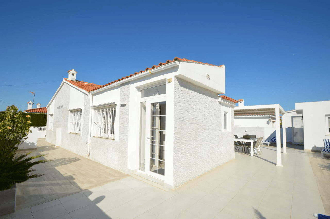 Chalet en venta en Vinaròs con 4 dormitorios y piscina.