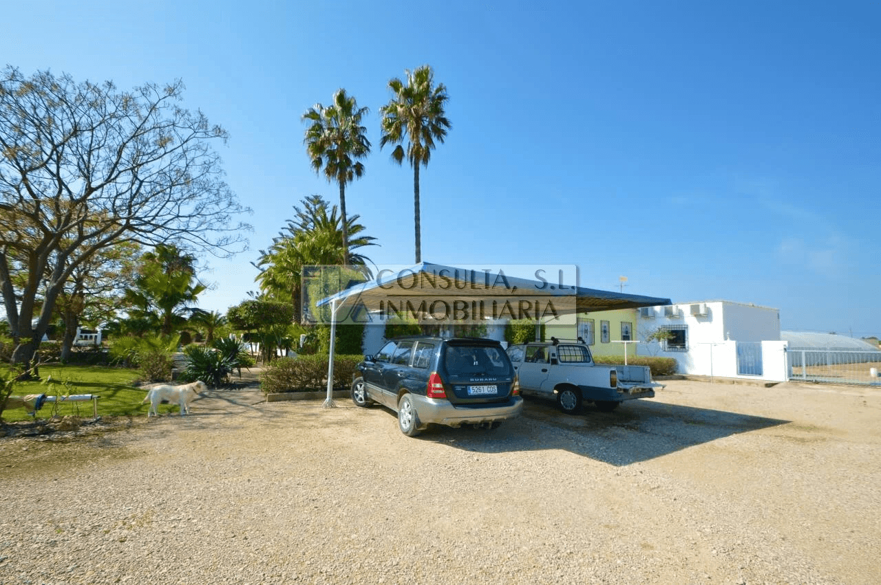 Finca en venta en Vinaròs con chalet y piscina.