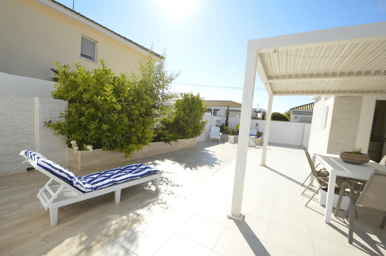 Chalet en venta en Vinaròs con 4 dormitorios y piscina.